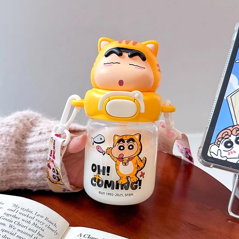 蜡笔小新塑料吸管杯儿童可爱小巧迷你随身杯斜跨外出便携宝宝水杯