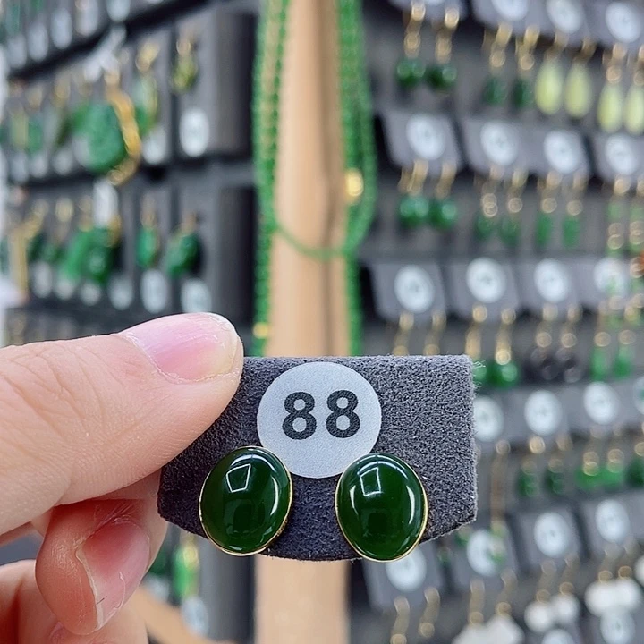 18K金镶嵌和田玉耳饰