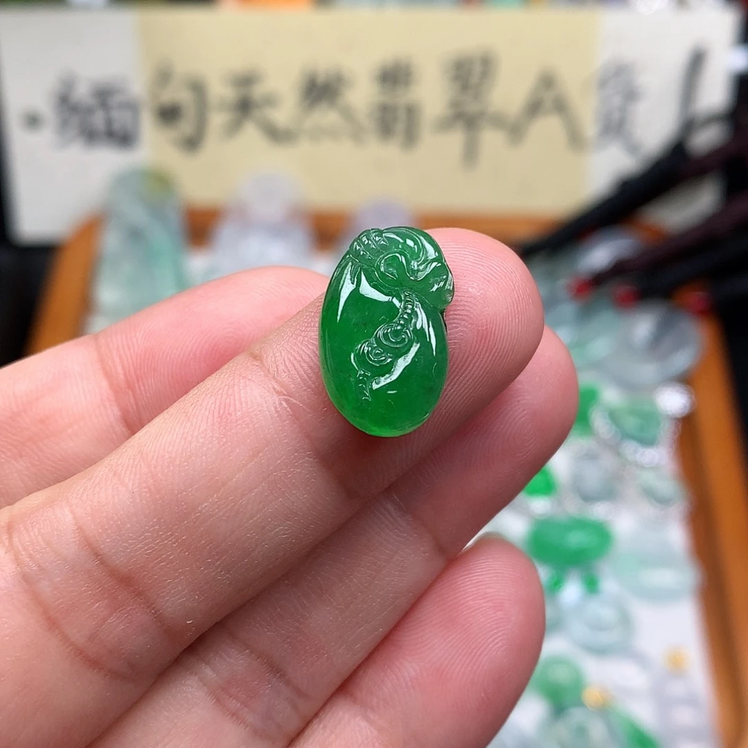 翡翠裸石缅甸天然A货翡翠阳绿钱袋子