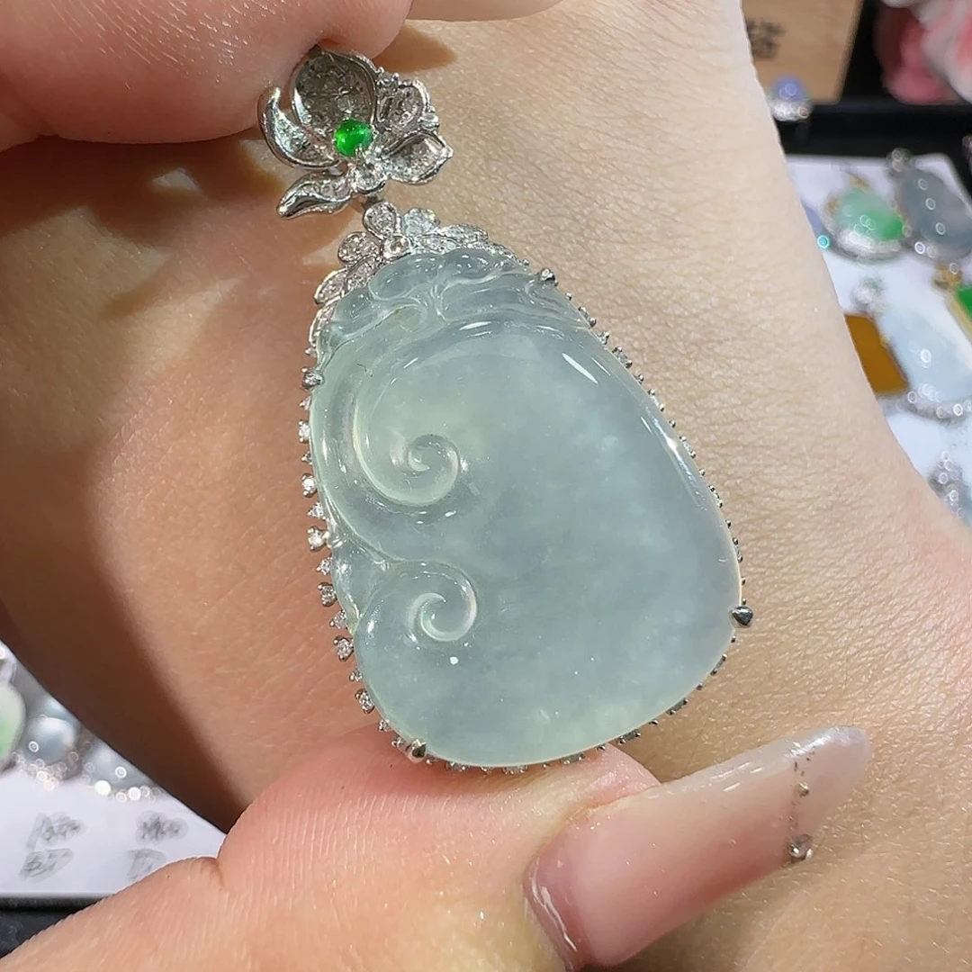 【闪购商品】颈饰18K金镶嵌翡翠
