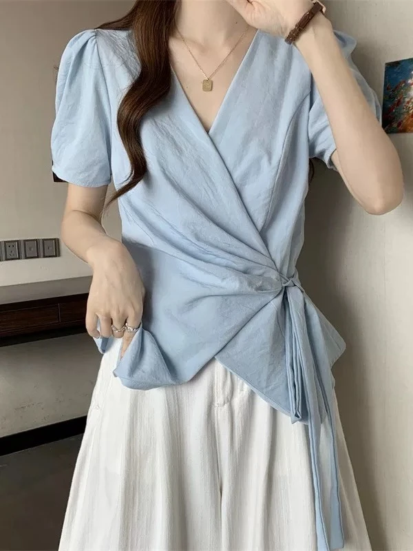 浅蓝色V领正肩短袖衬衫女2025夏季绑带收腰不规则上衣