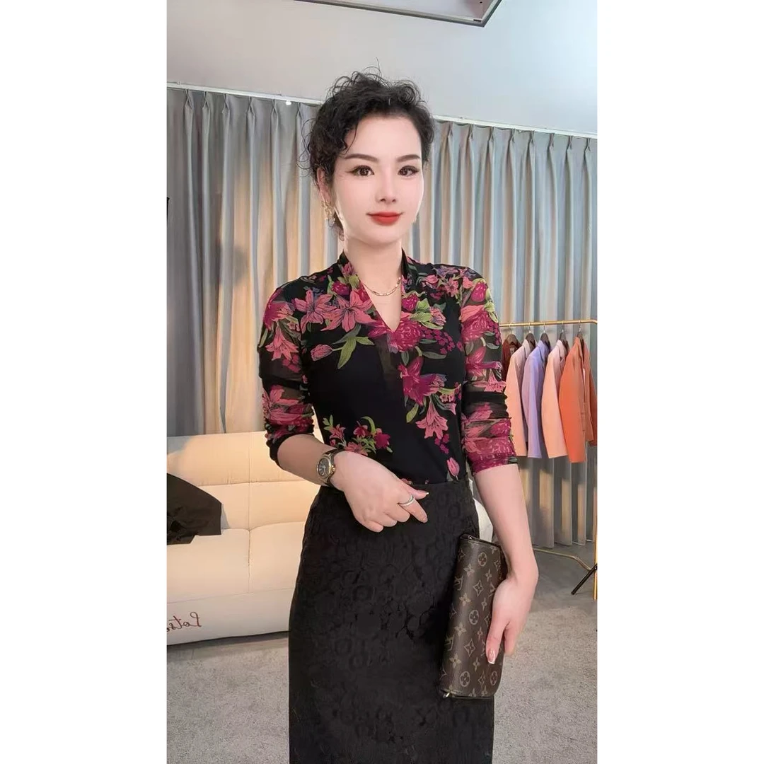 夏季新款时尚减龄显瘦百搭V领碎花长袖T恤小衫