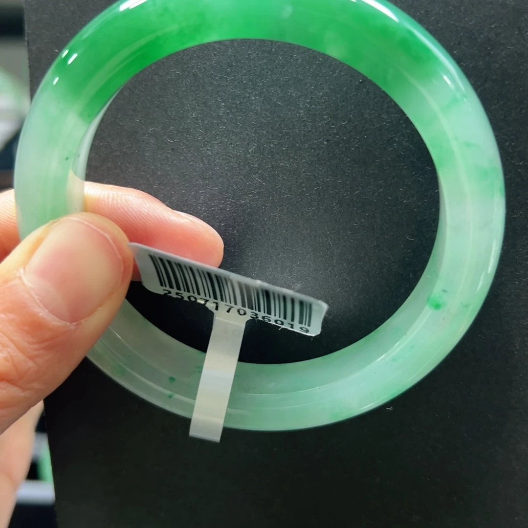 何***莹石英质玉未镶嵌手镯