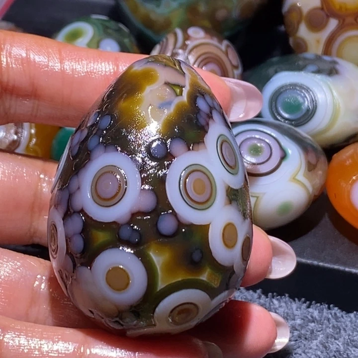 随***飘玛瑙/玉髓未镶嵌珠宝奇石