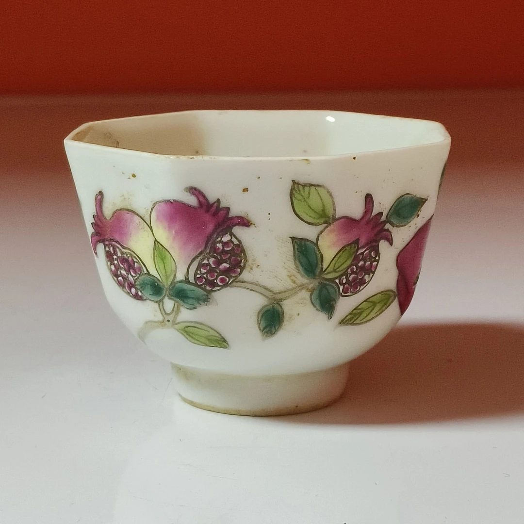 清同治 粉彩三多纹八棱杯