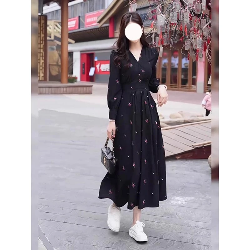 法式高级感复古V领连衣裙女秋季新款优雅大方得体气质收腰小黑裙