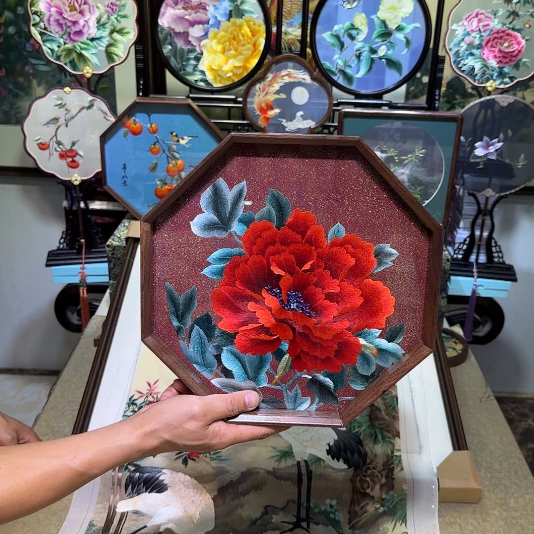 刺绣小****9刺绣工艺精湛缂丝