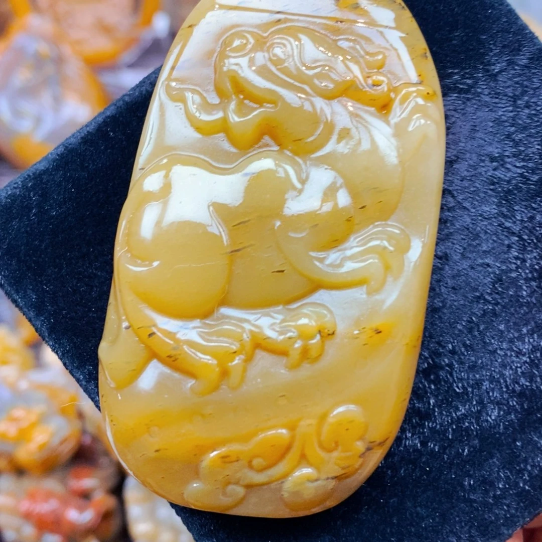 未镶嵌石英质玉（黄龙玉）颈饰