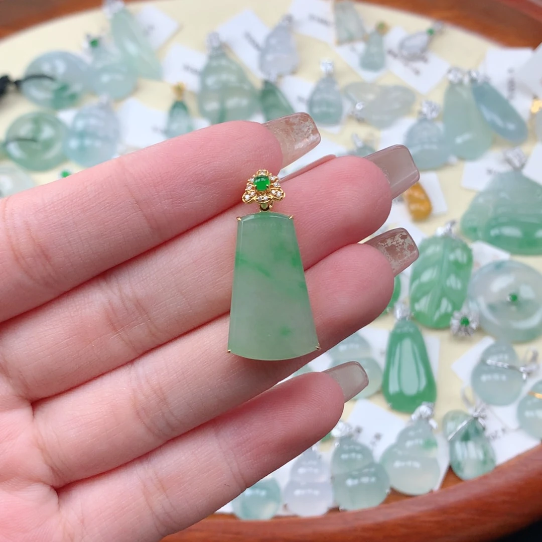 翡翠18K金镶嵌颈饰向*葵天然缅甸A货翡翠无事牌