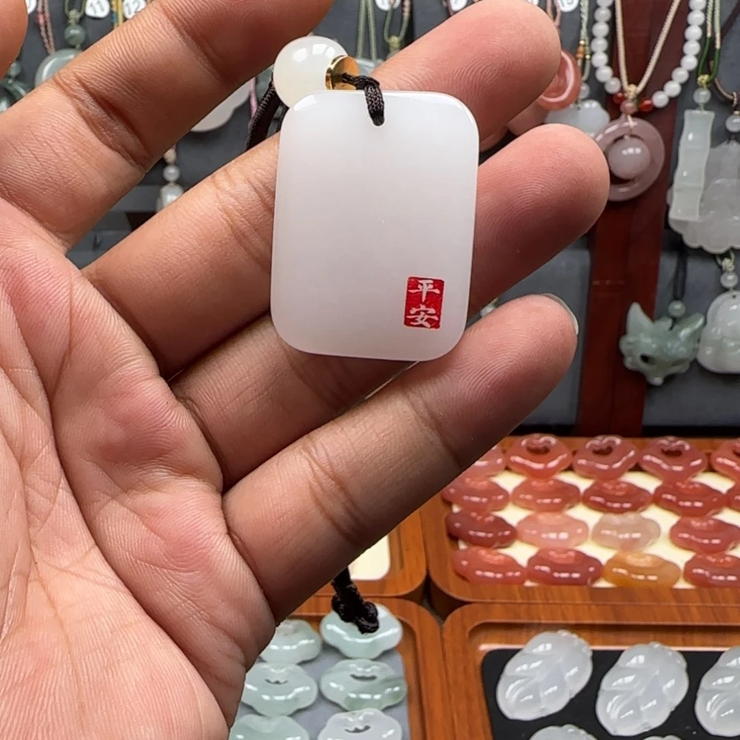 颈饰未镶嵌石英岩玉