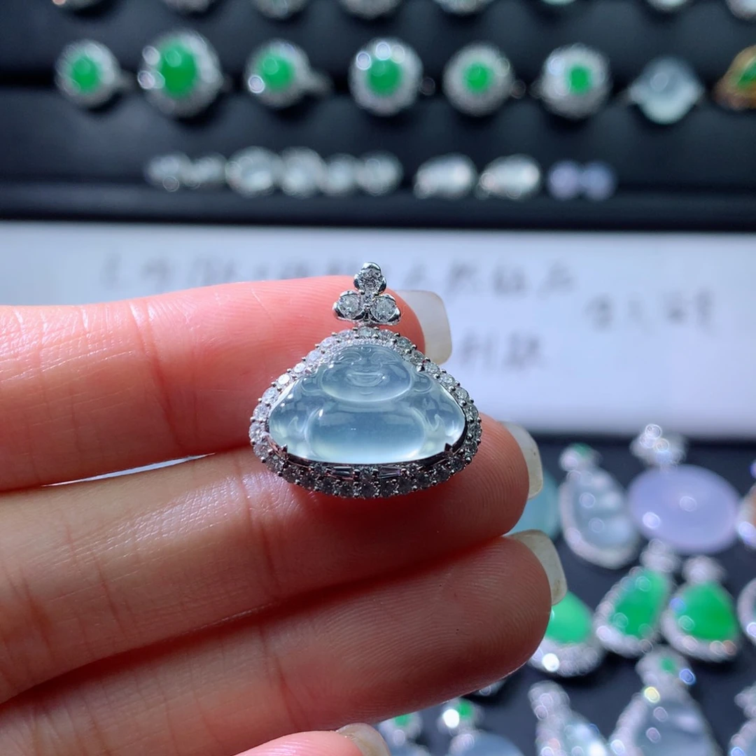 颈饰18K金镶嵌翡翠伴钻