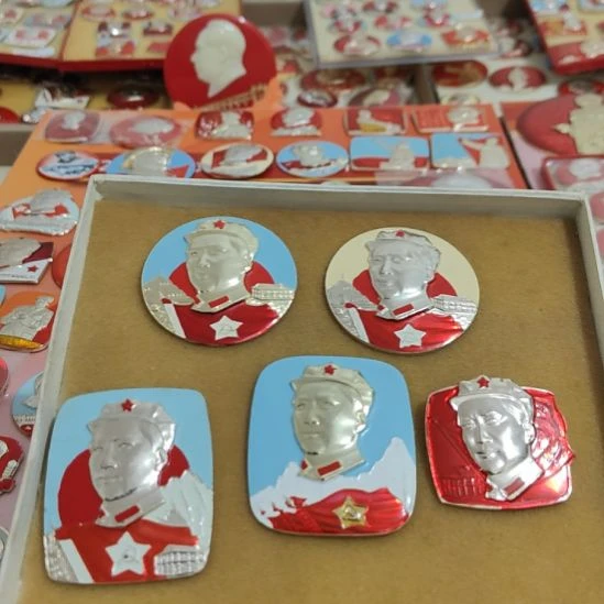 随***厅其他普通金属圆形红色人物像章