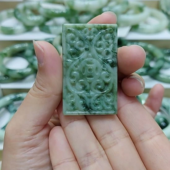 透闪石-蛇纹石玉未镶嵌颈饰
