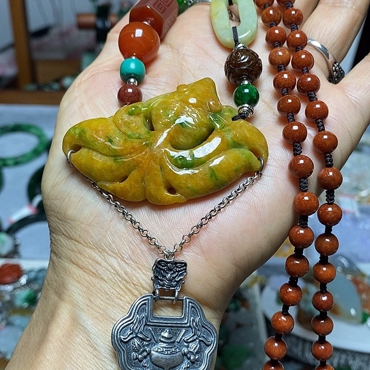 翡翠未镶嵌吊坠(赠链)