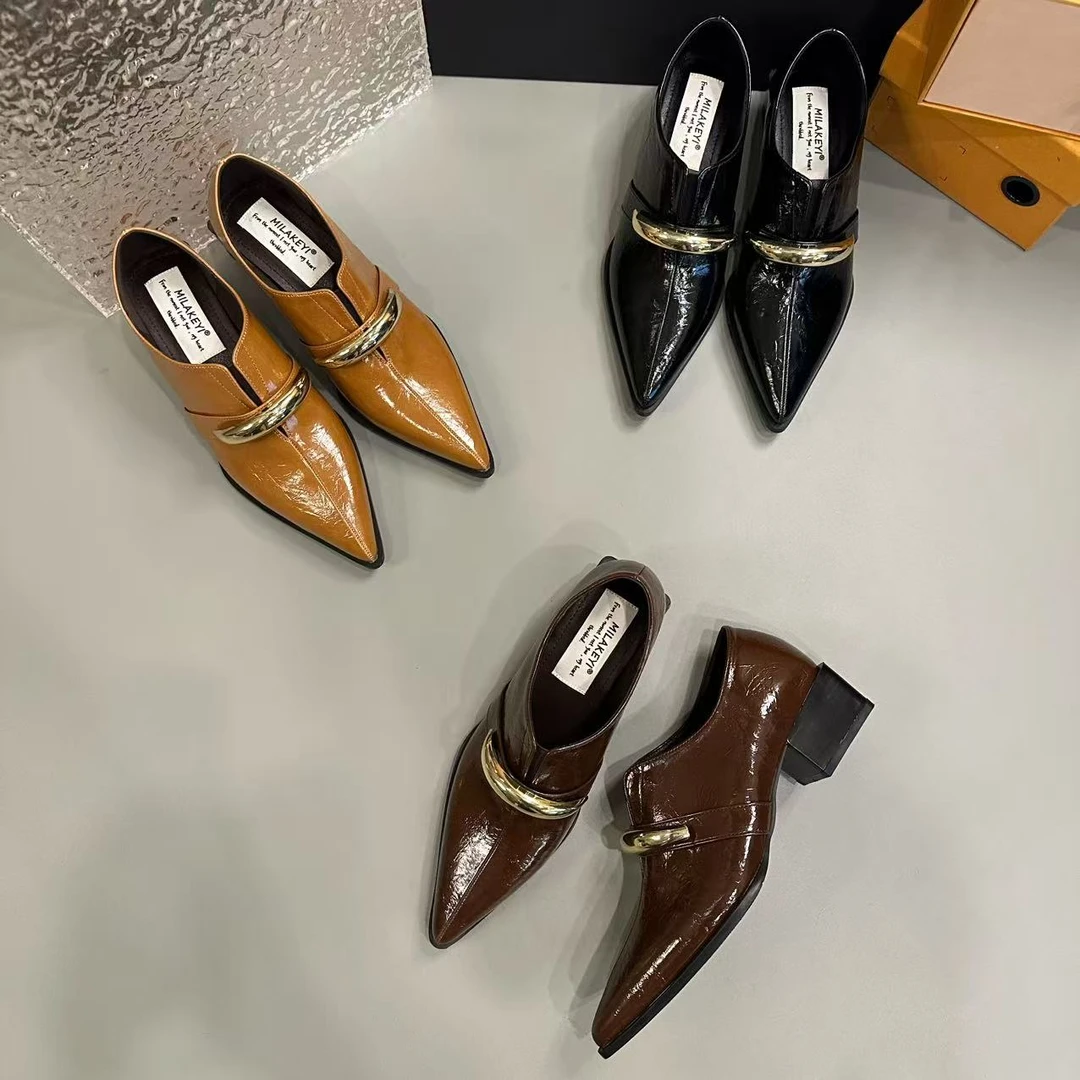 2025年冬季新款金属装饰百搭休闲日常爆款中跟粗跟女鞋尖头乐福鞋