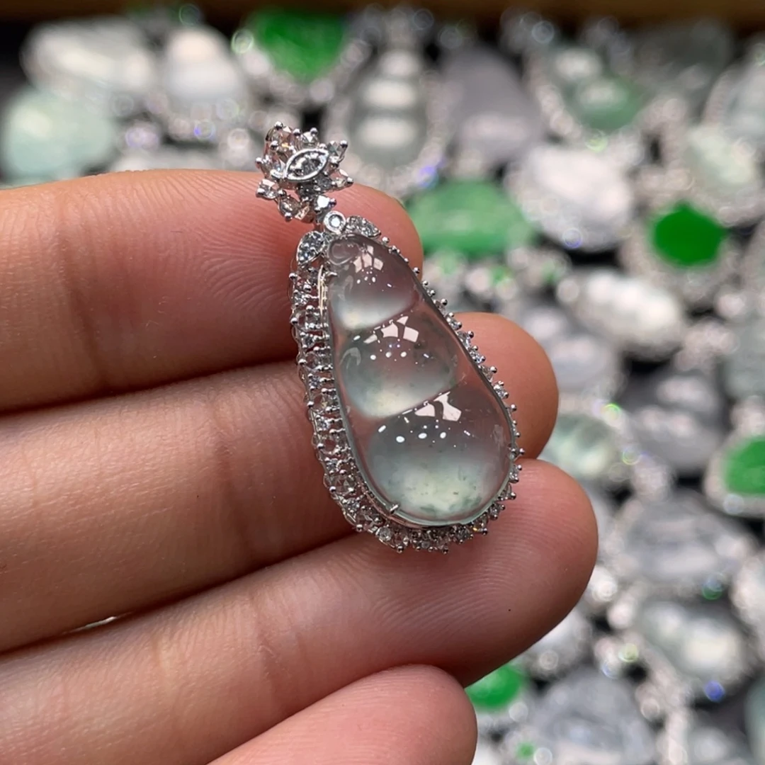 翡翠18K金镶嵌颈饰豆子