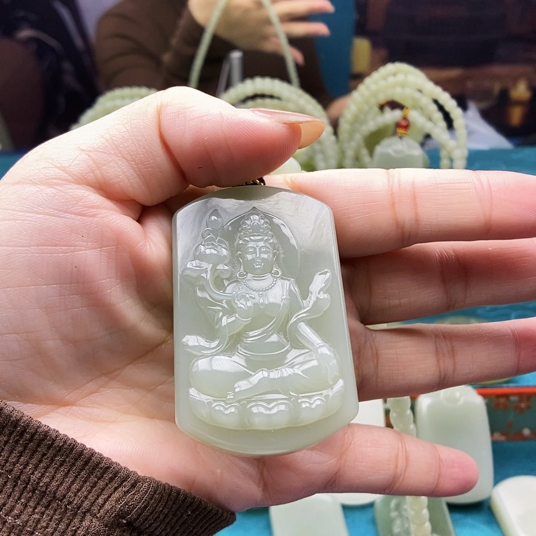 岁***言和田玉未镶嵌颈饰