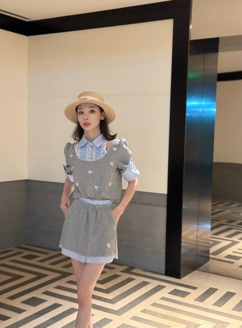 KK颜小新【萱君】设计感小众时尚气质舒适夏季衬衫领T恤半裙套装