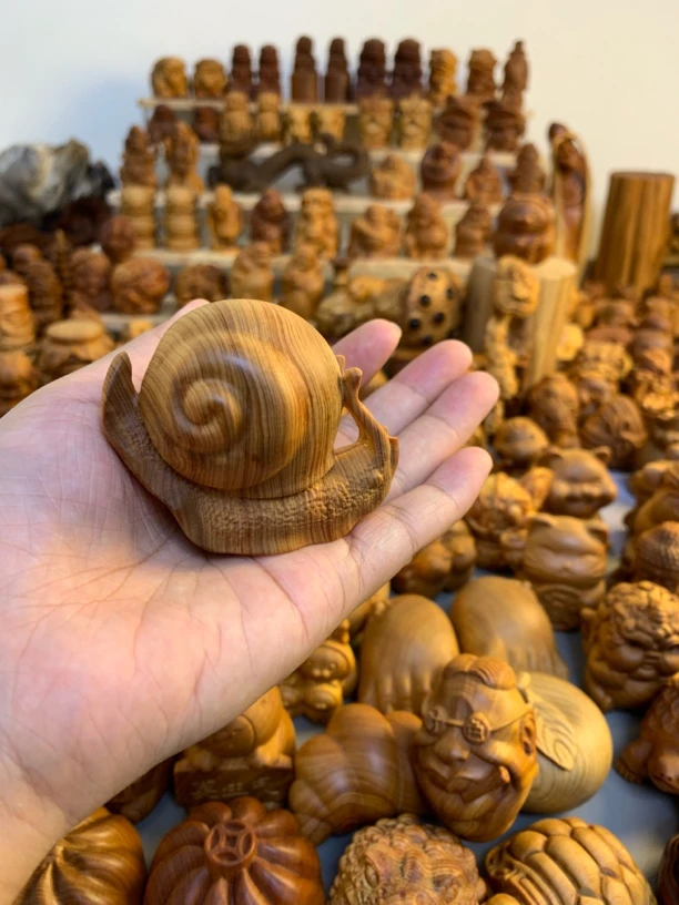 崖柏木雕陈化料蜗牛手把件桌面小摆件