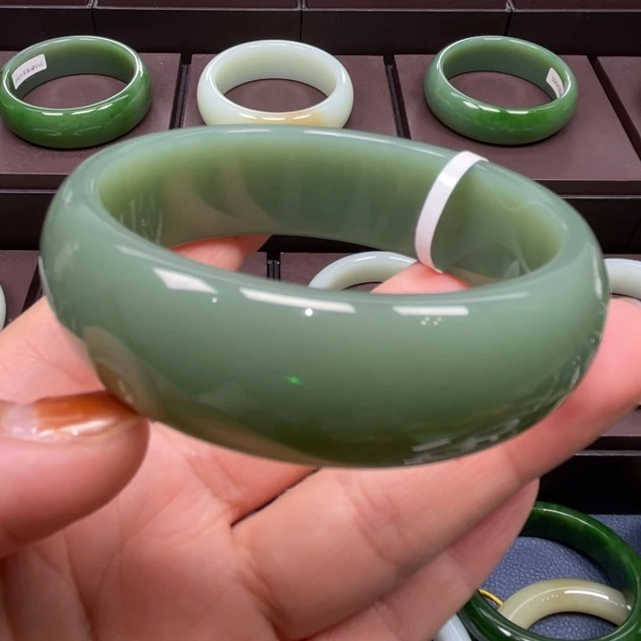 和田玉未镶嵌手镯