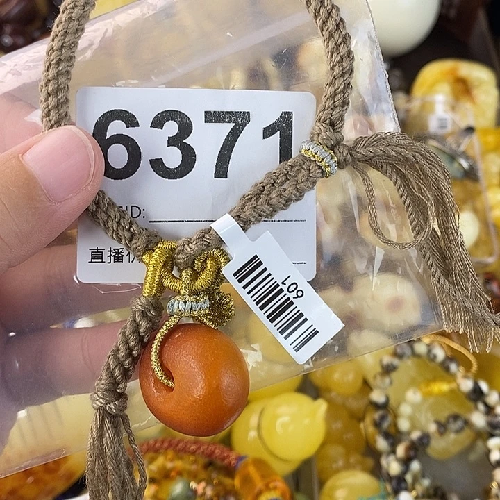 蜜蜡未镶嵌珠宝奇石