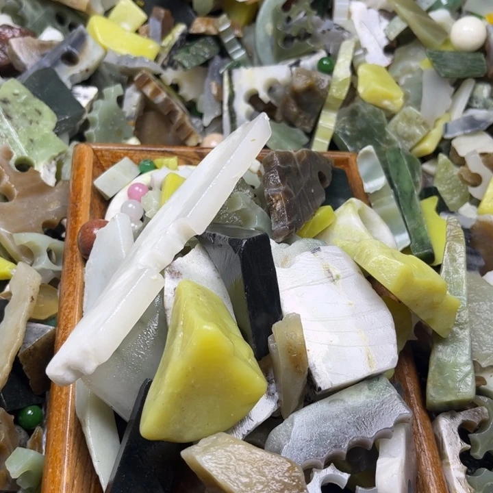 和田玉未镶嵌颈饰百**王