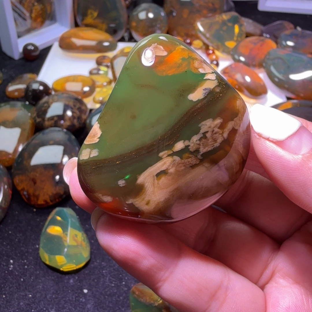 向***歌未镶嵌琥珀裸石变色龙