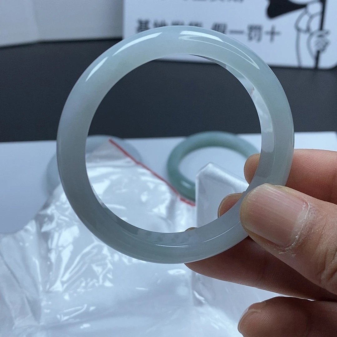 翡翠手镯未镶嵌翡翠手镯