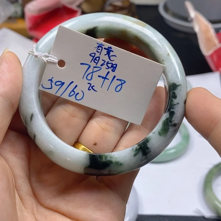 未镶嵌手镯翡翠有*天然翡翠