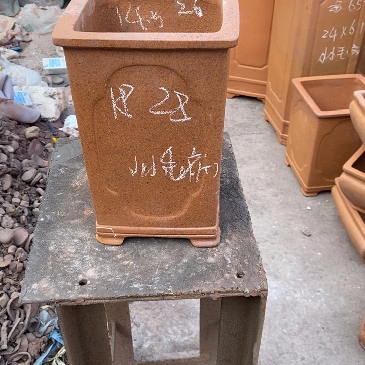 紫砂花盆只顾看手机的日子