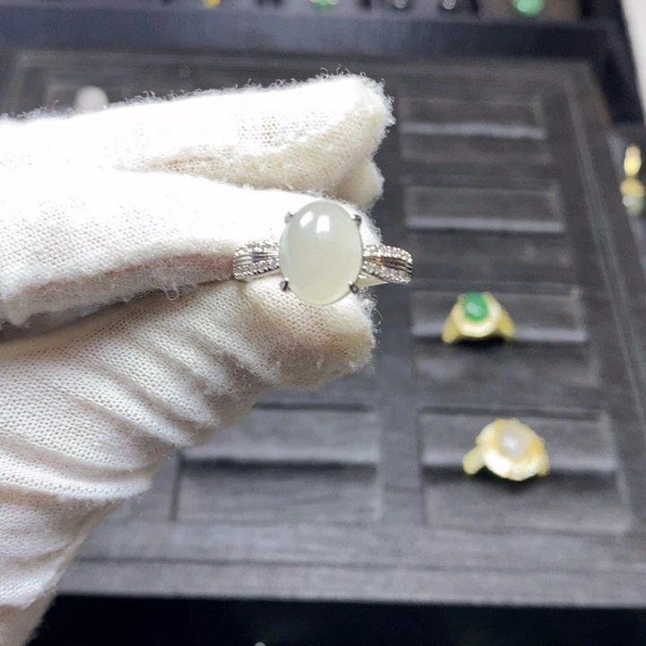 石英质玉（非洲翠）未镶嵌颈饰