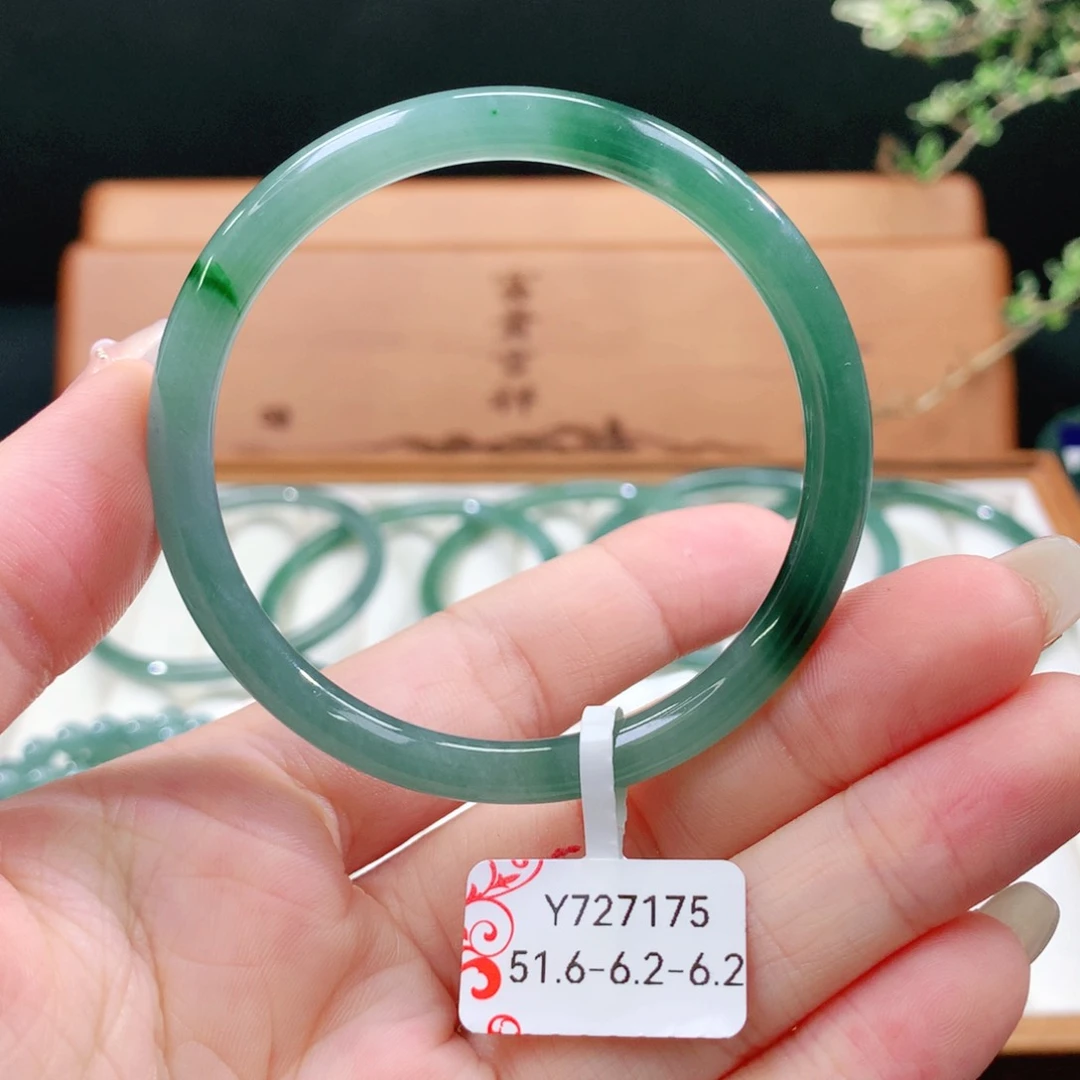 翡翠手镯未镶嵌天然