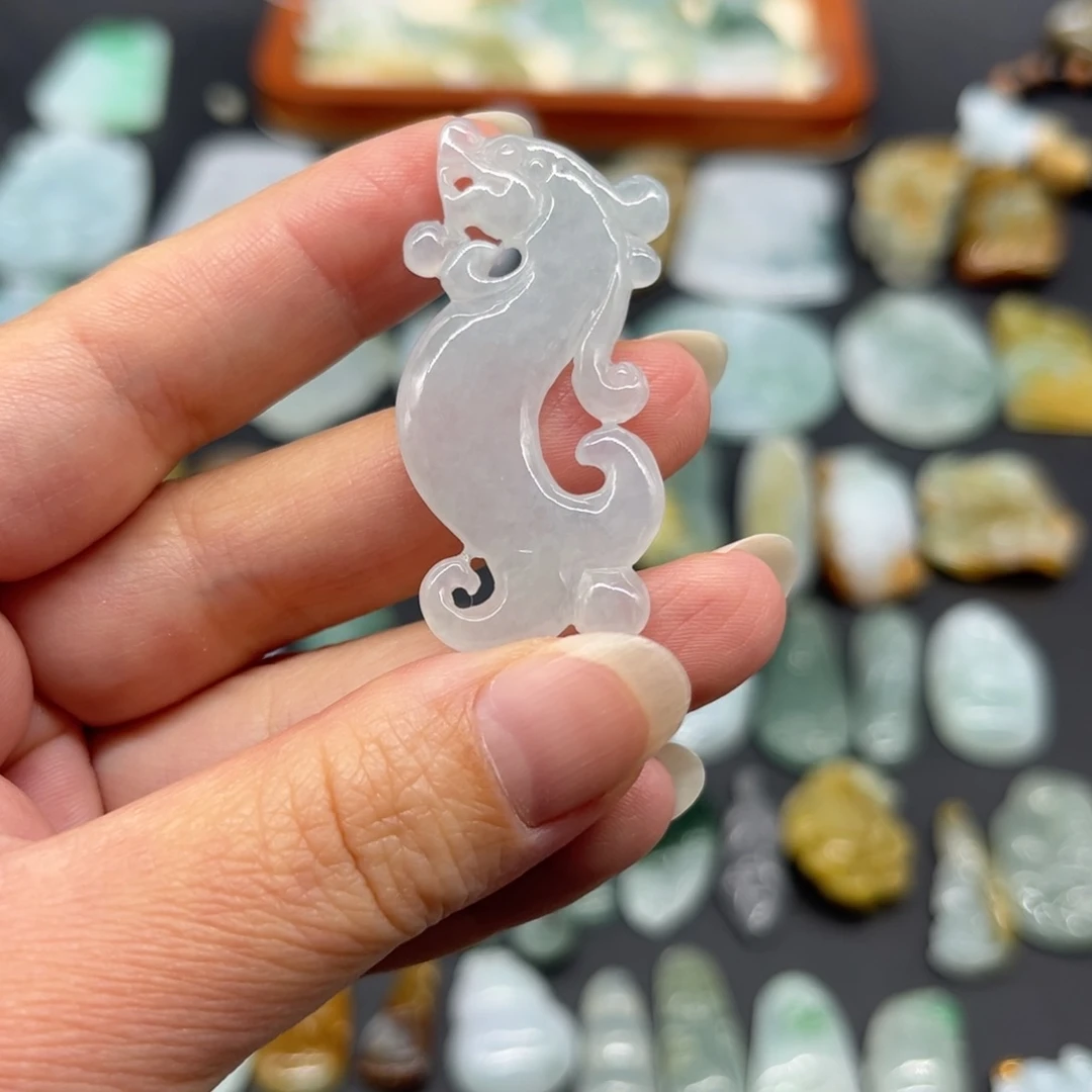 沧***笑翡翠未镶嵌颈饰仿古龙