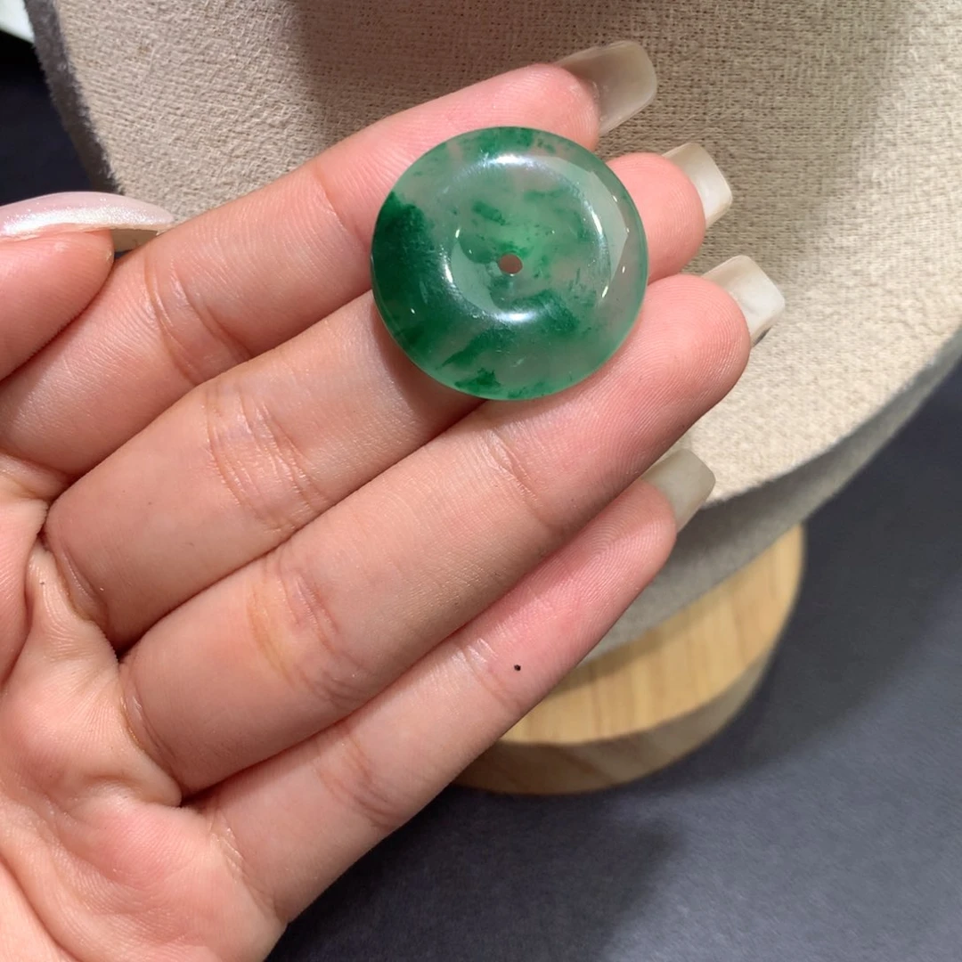 颈饰未镶嵌石英质玉（非洲翠）