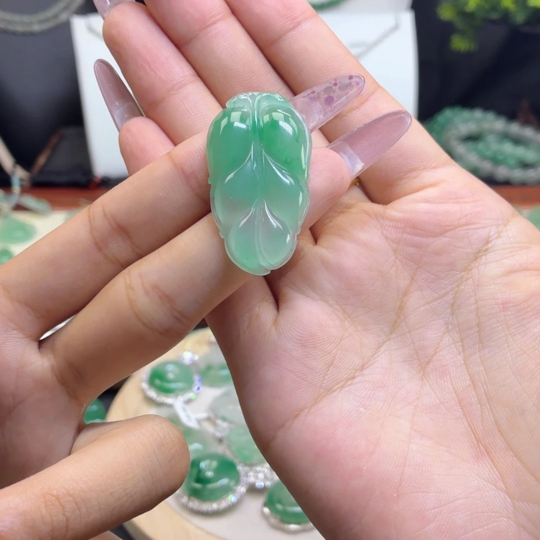 石英质玉（非洲翠）未镶嵌颈饰叶子