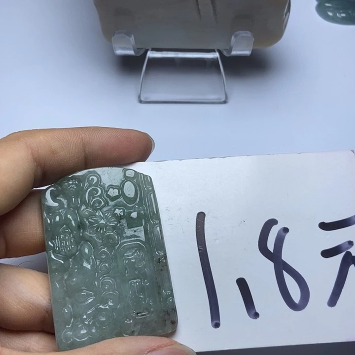 翡翠未镶嵌颈饰写**生翡翠