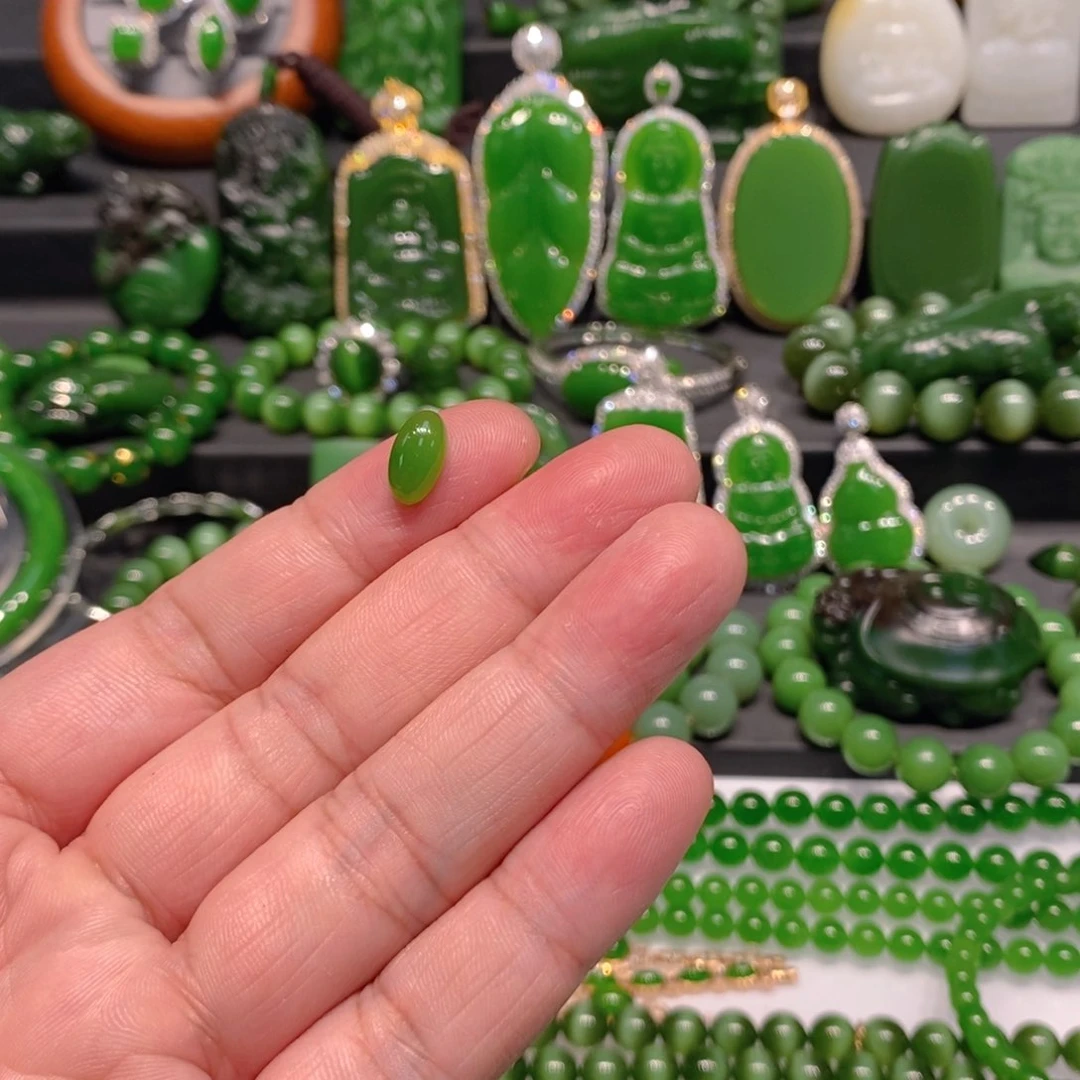 颈饰未镶嵌和田玉（碧玉）