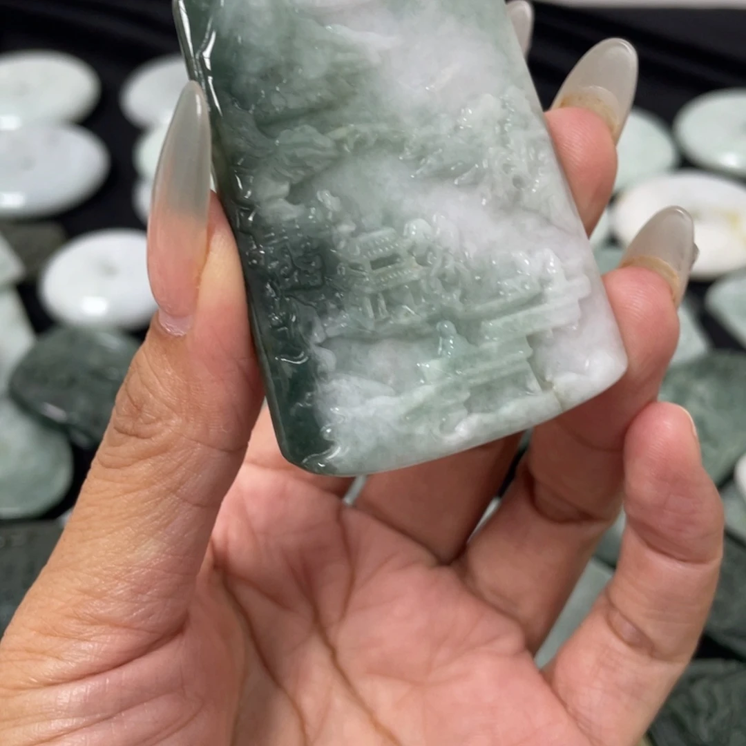 自***️翡翠未镶嵌颈饰山水