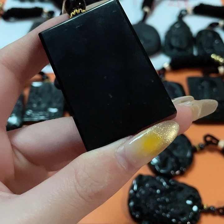 翡翠颈饰未镶嵌家*