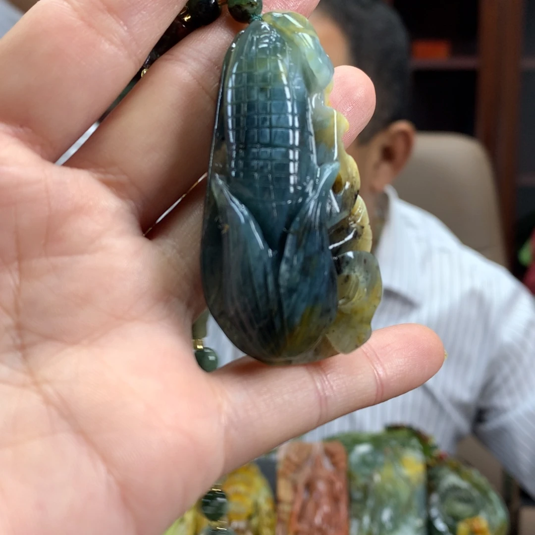 蛇纹石玉未镶嵌颈饰