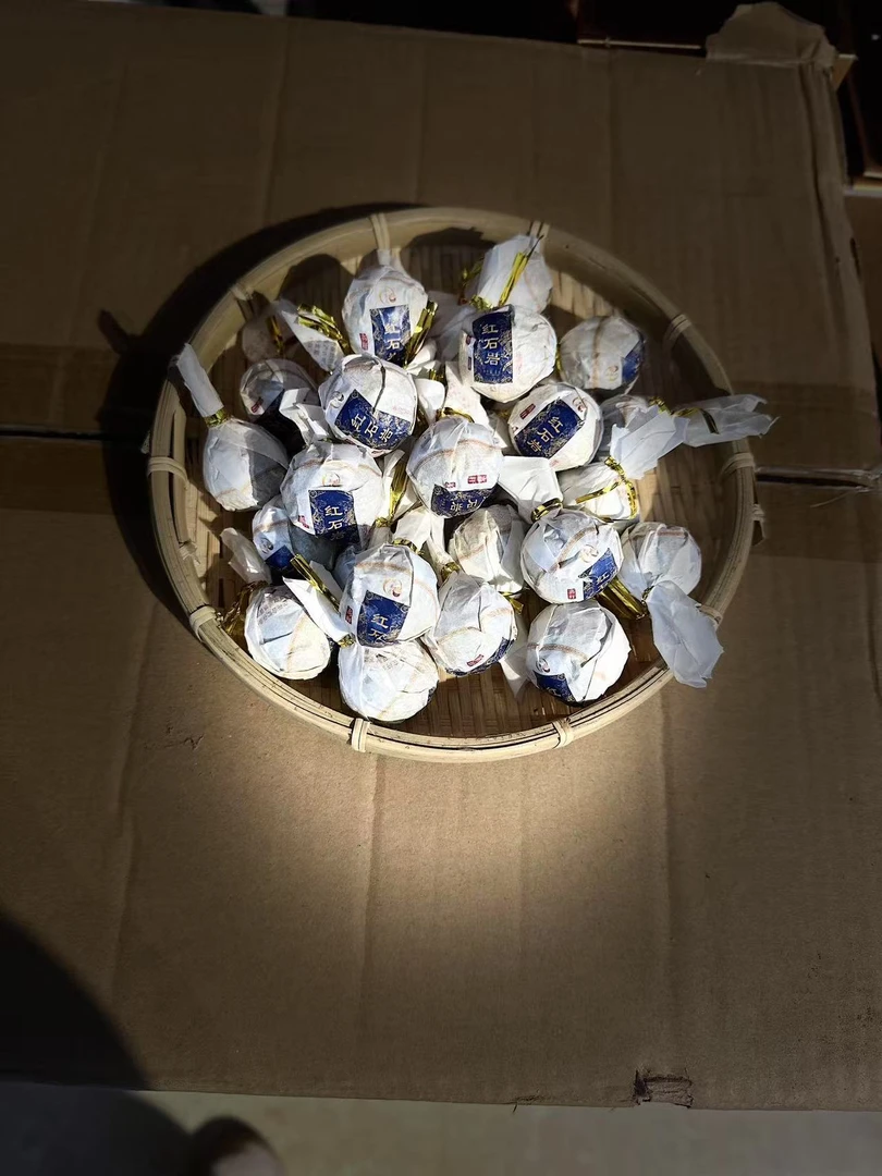 2024年 红石岩高杆 头春 普洱茶 传统手工 生茶龙珠