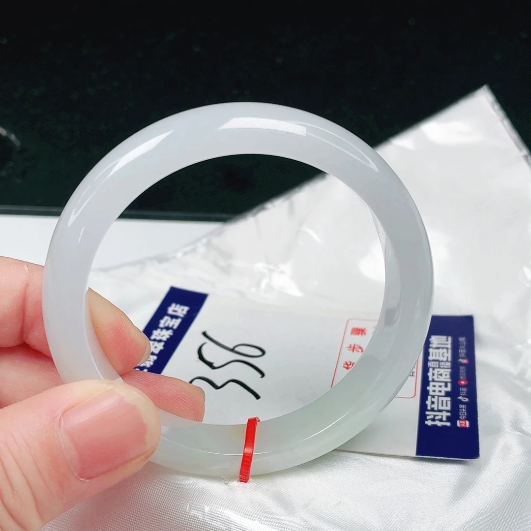 翡翠手镯未镶嵌翡翠