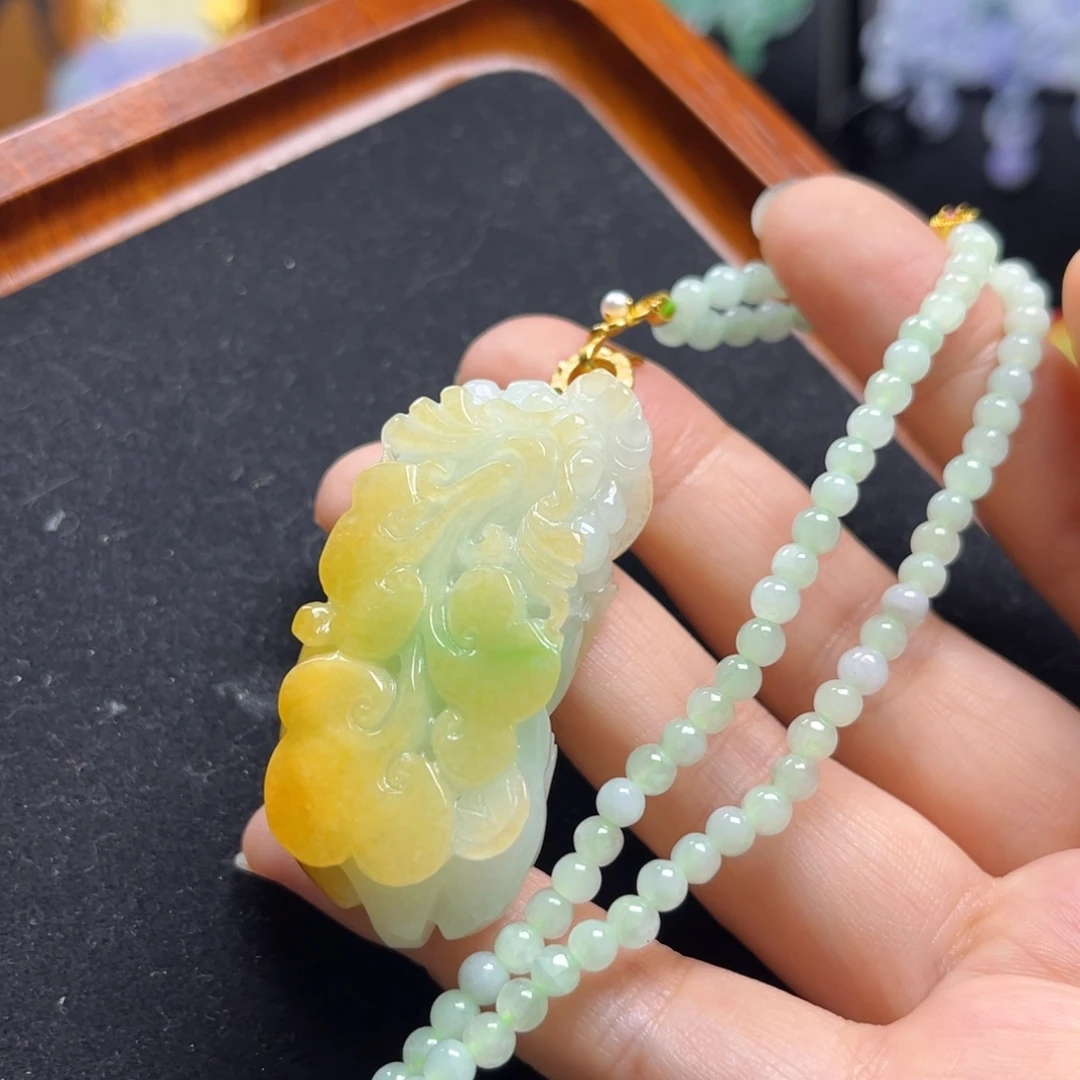 翡翠未镶嵌颈饰貔貅