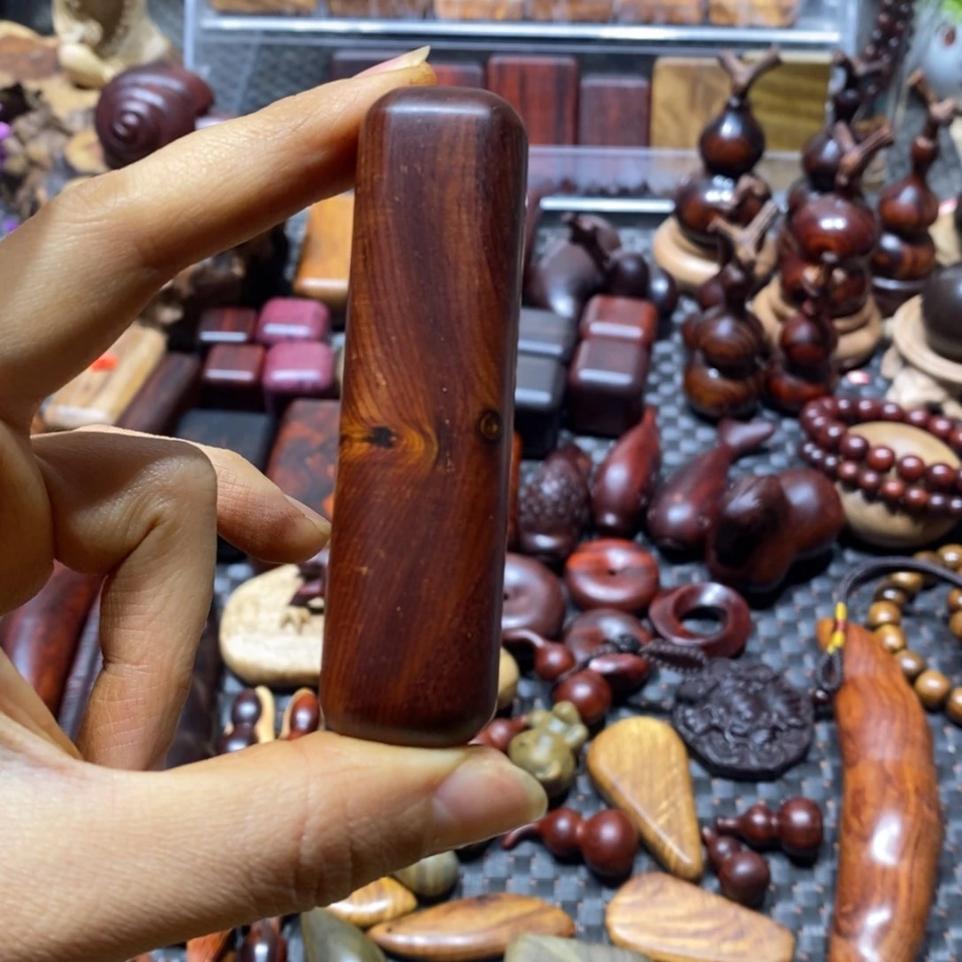 微凹黄檀（南美大红酸枝）言*瑕疵