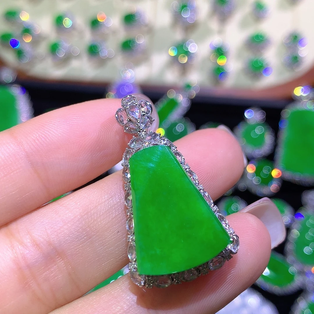 翡翠18K金镶嵌颈饰高冰满绿无事牌一刀切