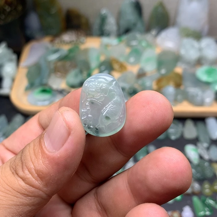 翡翠未镶嵌颈饰鱼