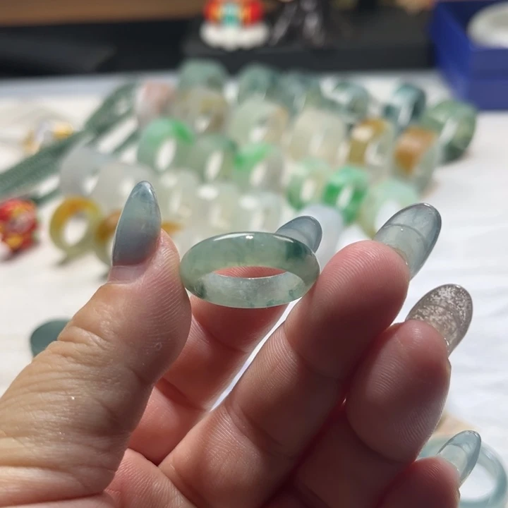 翡翠未镶嵌戒指飘花