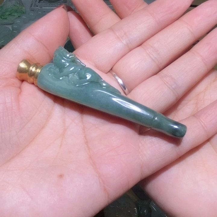 翡翠未镶嵌颈饰烟嘴