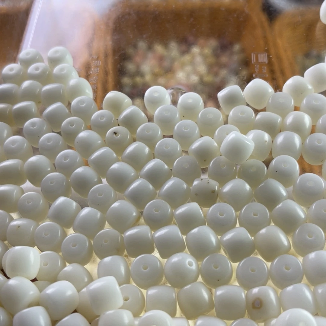 白玉菩提吊坠瑕疵11-10白玉直切188颗