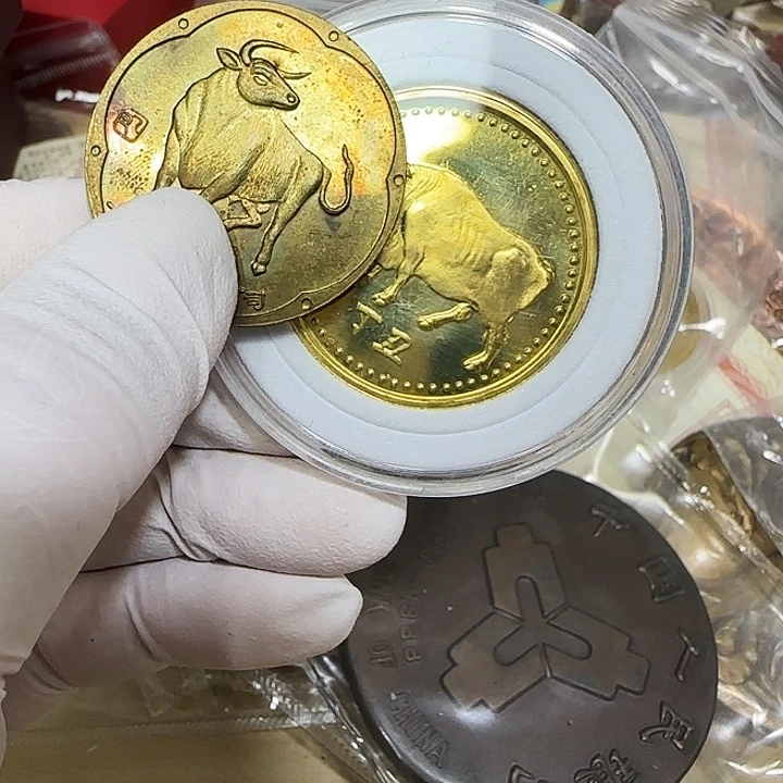 其他普通金属1980牛1997牛纪念章